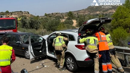Bomberos de DPZ y DPT trabajan para extraer a los heridos atrapados en el interior del vehículo. / Diputación de Zaragoza