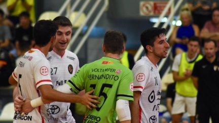 Los jugadores del Full Energía Zaragoza celebran su gol en el partido.