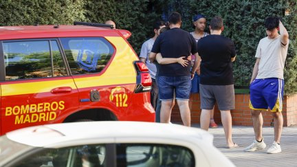 Familiares se congregan a la puerta del domicilio donde se han encontrado los cadáveres.