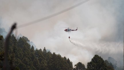 Los helicópteros trabajan en el pueblo de Aguamalas, en el municipio de La Orotava,