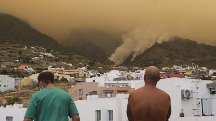 Las últimas evacuaciones se han producido en El Sauzal y en Santa Úrsula. / EFE