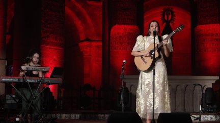 La cantante y compositora canaria Valeria Castro, en el concierto de 'Veruela Verano'. / EFE - Javier Belver