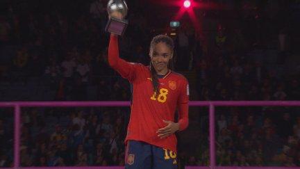 Salma Paralluelo levantando el trofeo de mejor jugadora joven del Mundial