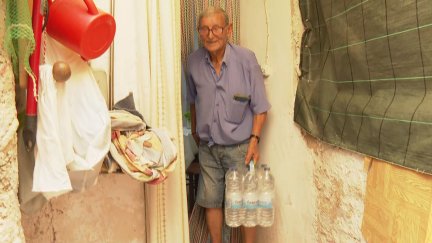 Los vecinos de Abanto almacenan agua envasada para su consumo en estas semanas.