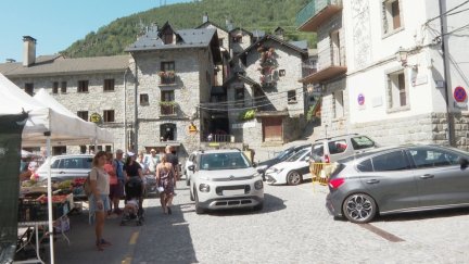 A pesar de los casi 41º, los turistas disfrutar de Torla-Ordesa.