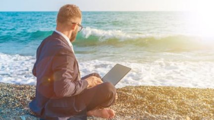 Más de la mitad de los españoles responden a llamadas y correos electrónicos durante su periodo vacacional. / Canva