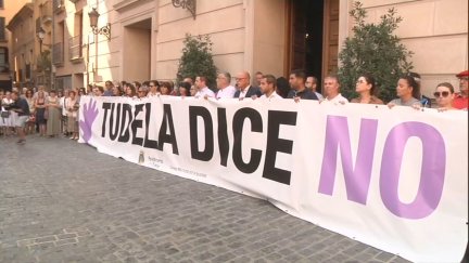Concentración en repulsa de la supuesta agresión sexual durante la mañana del martes en Tudela.