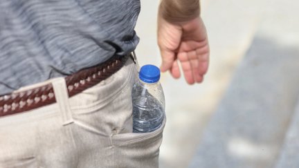 Los sanitarios recomiendan que la población vulnerable beba, al menos, un litro de agua al día. / Europa Press
