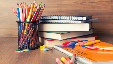 Desde las asociaciones de consumidores recomiendan revisar y reciclar el material de otros años. / Canva