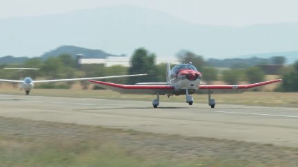 El despegue de los aviones es un proceso que requiere la asistencia de otros pilotos.