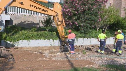 Varios operarios trabajan este viernes en la reparación de la tubería dañada.