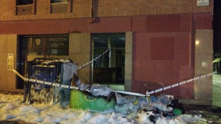 Varios contenedores quemados en la calle Cañizarejo de Calamocha. / DPT