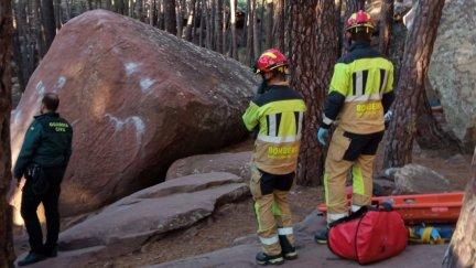 Bomberos y Guardia Civil en la zona del accidente. / DPT