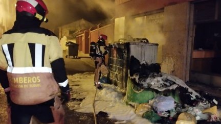 El presunto autor quemó varios contenedores en las calles del centro de Calamocha. / DPT