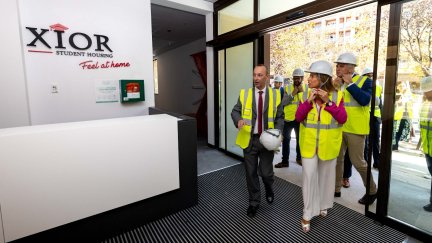 La alcaldesa Natalia Chueca ha visitado este martes la residencia. / Ayuntamiento de Zaragoza