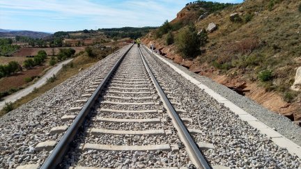 El objetivo del contrato es adaptar las dimensiones de los gálibos en 22 pasos superiores del trazado entre Teruel y Sagunto. / Adif