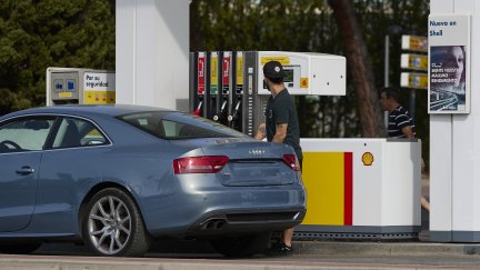 Un hombre repostando en una gasolinera. / Europa Press