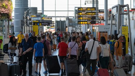 Aeropuerto lleno de viajeros. / EFE