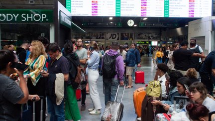 Cientos de viajeros con sus viajes cancelados esperan en la Estación de Atocha-Almudena Grandes de Madrid. / Europa Press