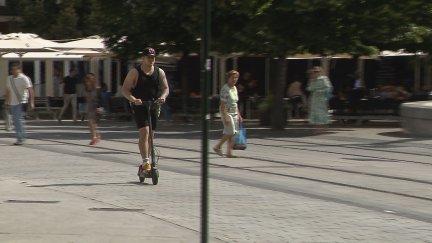 Un hombre circula en patinete eléctrico por Zaragoza.