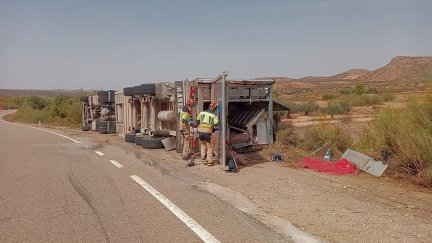 Imagen del camión que ha volcado esta tarde.
