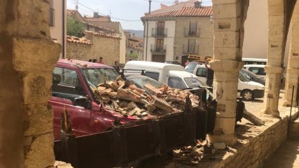 Imagen de la caída del alero de la Iglesia de San Miguel. / Ricardo Altabás