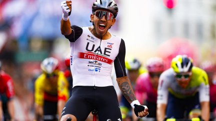 Sebastián Molano en el momento que cruza la meta. FOTO: UAE Twitter.