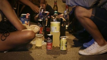 Jóvenes consumiendo alcohol en la calle. / Europa Press