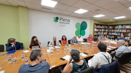 La consejera Carmen Susín y el gerente del IASS, Ángel Val, en la junta directiva de Plena Inclusión Aragón. / Gobierno de Aragón