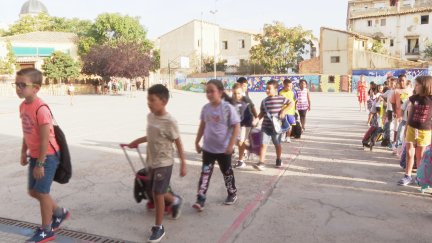En fila los escolares aragoneses vuelven a las clases.
