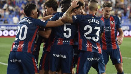 Los jugadores de la SD Huesca celebran un gol.
