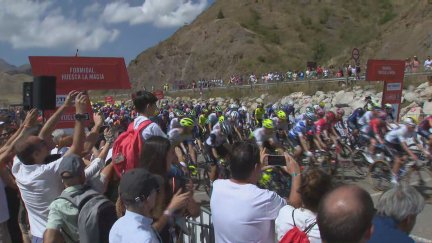 Cientos de aficionados asisten a la salida de la Vuelta a España en Formigal.