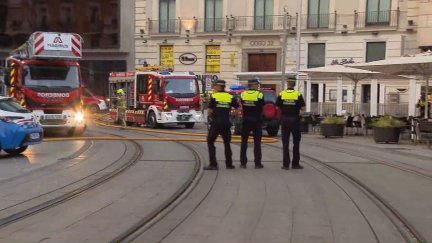 Efectivos de bomberos y policía local continúan trabajando en la extinción del incendio
