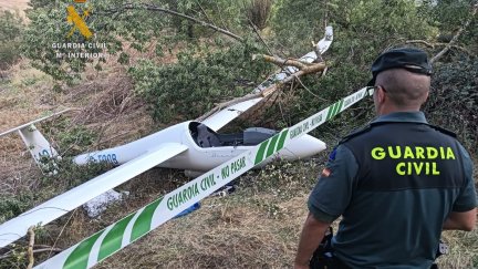 Imagen del planeador accidentado en el aeródromo Santa Cilia. / Guardia Civil Huesca
