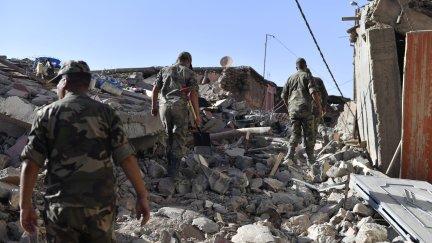 Efectivos del ejército marroquí, entre los escombros provocados por el terremoto/Jalal Morchidi (EFE)