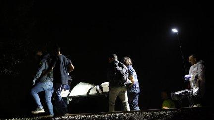 os operarios retiran el último cadáver después de que cuatro personas fallecieran este domingo por la noche al ser arrolladas por un tren a la altura de Montmeló, en la comarca del Vallès Oriental (Barcelona). / EFE.