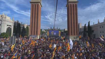 Manifestación independentista en la plaza España de Barcelona este lunes.