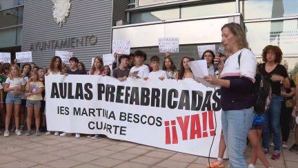 Concentración de familias del IES Martina Bescós de Cuarte de Huerva.