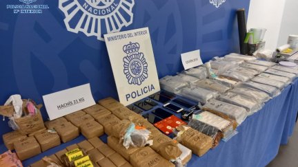 Droga y enseres decomisados. / Policía Nacional