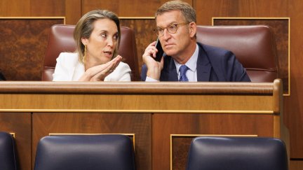 Imagen de archivo de Cuca Gamarra y Alberto Núñez Feijóo en el Congreso de los Diputados. / Europa Press