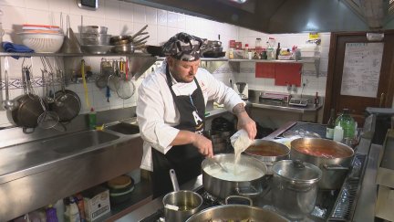 Ramón Lapuyade, en su cocina del hostal restaurante El Portal, en Alcolea de Cinca (Huesca).