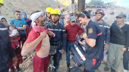 El operativo del Cuerpo de Bomberos de Zaragoza desplazado a Marruecos ha iniciado el regreso a España después de permanecer cinco días en aldeas del Atlas. / Ayuntamiento de Zaragoza