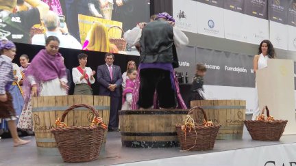 Mónica y Ángel, padre e hija, han sido los protagonistas del tradicional pisado de la uva.