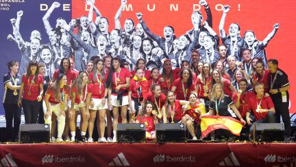 Las jugadoras de la selección española durante la celebración de la victoria en Madrid Río, a 21 de agosto de 2023, en Madrid. / Europa Press