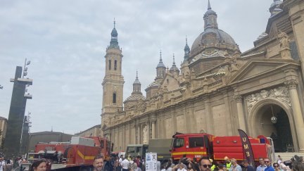 Dona Médula Aragón ha organizado en la plaza del Pilar la celebración del Día Mundial del donante de médula ósea y de sangre de cordón umbilical junto a la UME. / R. R.