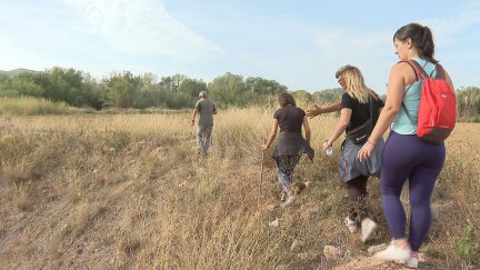 Varias personas buscando este domingo al desaparecido en los alrededores de Cuarte de Huerva (Zaragoza).