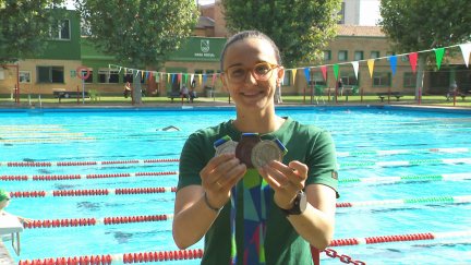 María Delgado posa orgullosa junto a sus medallas ganadas en Manchester. Foto: Aragón Deporte