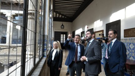 Alejandro Nolasco, durante la visita al TSJA junto a Manuel Bellido, la directora general Esmeralda Pastor y el jefe de gabinete José María Blanco. / Gobierno de Aragón