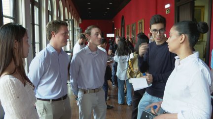 Algunos estudiantes a su llegada a la Universidad de Zaragoza.