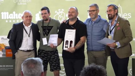 El chef, de negro y en el medio, recogiendo el premio en Palencia.